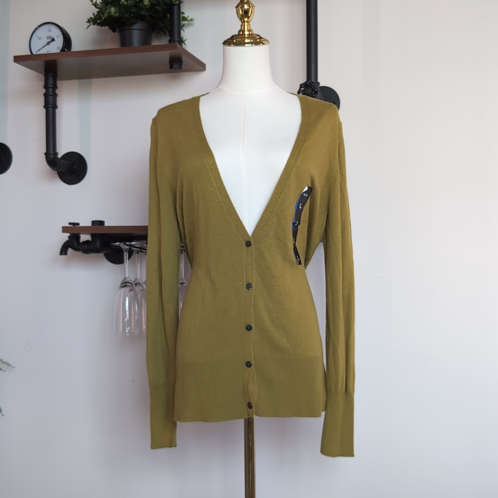 Essential Mossimo fitted V-Neck Cardigan in Olive Green